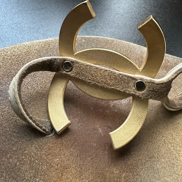 CHANEL cream leather T-Strap CC Gold Sandals - Picture 4 of 6